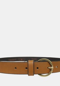 Cintura in pelle marrone chiaro con texture liscia, fibbia circolare in tonalità oro e più fori per la regolazione. Il lato interno presenta un contrasto scuro.