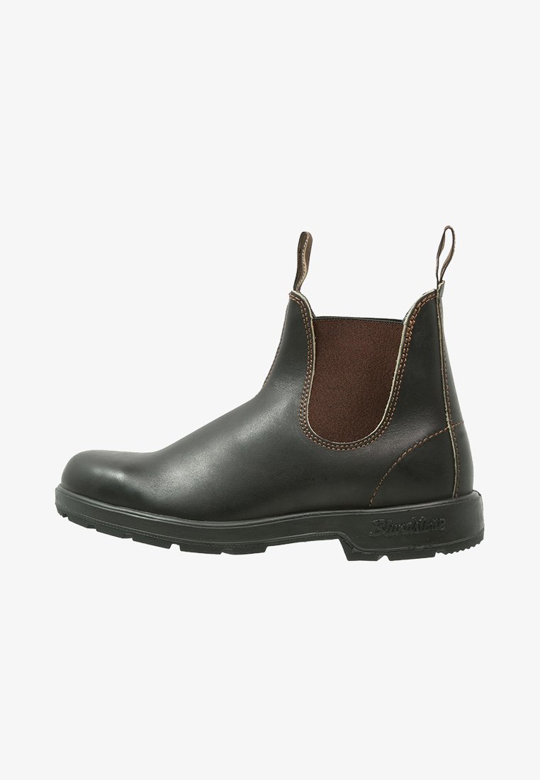 Bota Chelsea feita de couro preto liso com painéis laterais elásticos castanhos, costura contrastante e sola de borracha texturizada.