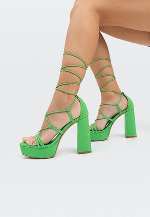 Stradivarius, Sandales à talons hauts - green