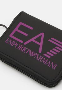 EA7 Emporio Armani TRAIN ZIP AROUND WALLET UNISEX - Portafoglio - black/hollyhock
