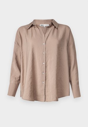 Světle hnědá oversized košile na knoflíky, s klasickým límcem, dlouhými rukávy a mírně strukturovanou saténovou látkou.