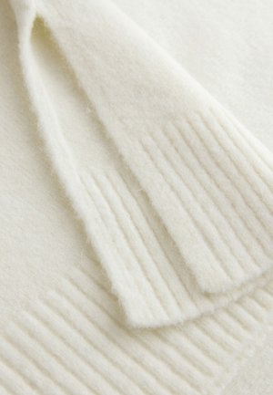 Pulover moale din lână albă, tricotat, cu accente cu striații, având o textură fină și un design curat, minimalistic.