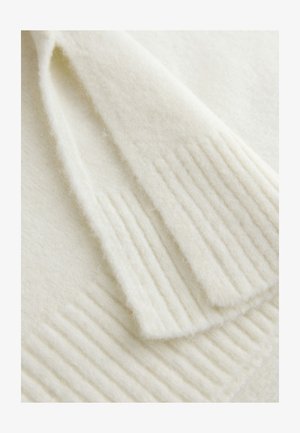 Pulover moale din lână albă, tricotat, cu accente cu striații, având o textură fină și un design curat, minimalistic.