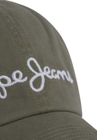 Gorra de béisbol verde oliva con el logo bordado en blanco "Pepe Jeans". Hecha de algodón, cuenta con un pico estructurado y un tejido texturizado.