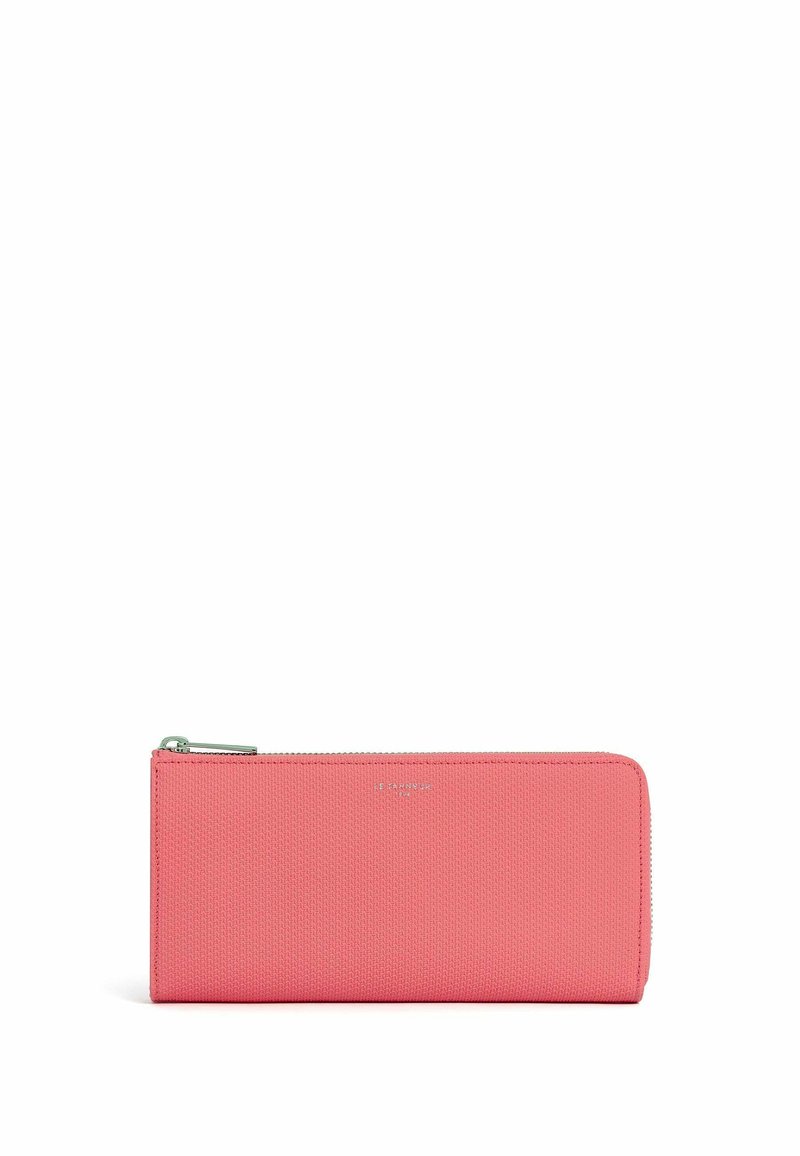 Portafoglio rosa con texture e finitura liscia, dotato di chiusura con zip e logo del marchio in rilievo sul davanti. Design rettangolare elegante.