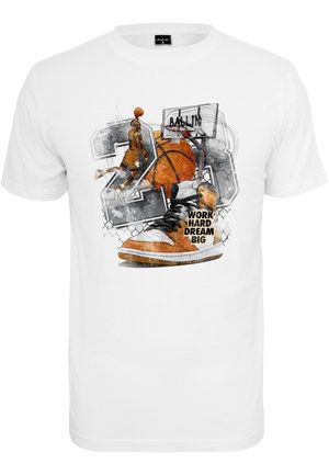 T-shirt en coton blanc avec un design abstrait de basket-ball, comprenant un ballon de basket orange, un graphique de sneaker et le texte "TRAVAILLE DUR, RÊVE GRAND."