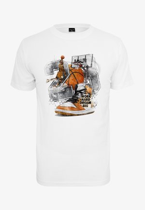 T-shirt en coton blanc avec un design abstrait de basket-ball, comprenant un ballon de basket orange, un graphique de sneaker et le texte "TRAVAILLE DUR, RÊVE GRAND."