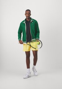 Nike Performance COURT VICTORY - Sport rövidnadrágok - topaz gold/black