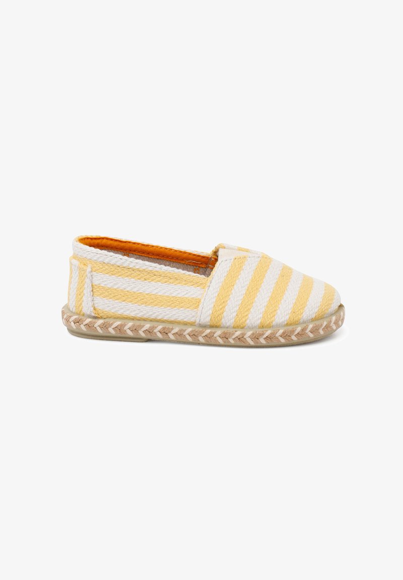 Espadrille rayée jaune et blanche avec un dessus en tissu tissé, doublure orange et semelle en jute avec un motif en chevrons.