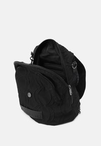 Mochila de tela negra con un patrón de olas texturizado, que cuenta con múltiples compartimentos con cierre y un parche con logo en la parte frontal.