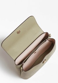 Vihreä kuvioitu nahkainen iltalaukku, jossa on sileä vaaleanpunainen sisusta, napillinen suljenta ja osastoitu muotoilu järjestystä varten.