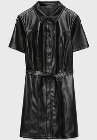 Robe chemise noire en simili cuir à manches courtes, avec des boutons sur le devant, un col et une ceinture assortie nouée à la taille.