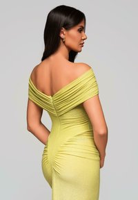 Vartalonmyötäinen, off-the-shoulder-mekko metallinhohtoisessa limevihreässä, jossa on rypytetty yksityiskohta läpi mekon ja takana vetskari. Sleek, kiiltävä pinta.