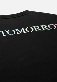 Zwarte sweatshirt met het woord "TOMORROW" in gradient kleuren, met een soepele textuur en geribbelde halslijn.