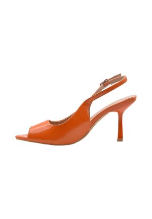 Scarpa slingback con tacco alto in pelle arancione con punta aperta e affilata e tacco a stiletto sottile su sfondo bianco.