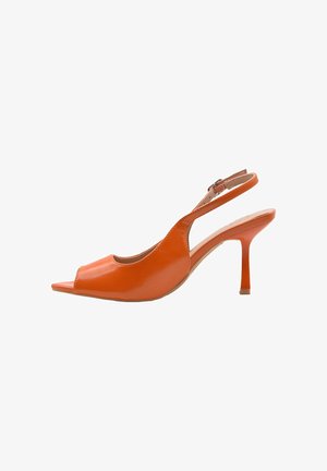 Scarpa slingback con tacco alto in pelle arancione con punta aperta e affilata e tacco a stiletto sottile su sfondo bianco.