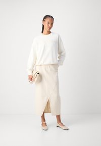 Marc O'Polo LOGO EMBROIDERY AT FRONT - Mikina - salty white