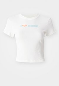 T-shirt blanc court en coton. Présente "I ❤️ SURF" en texte bleu clair et orange. Manches courtes avec un col rond.