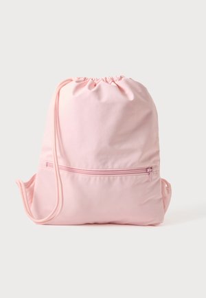 Mochila de cordón rosa claro con un bolsillo frontal con cremallera y bolsillos laterales, hecha de tela lisa, sobre un fondo claro y sencillo.
