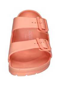 Lys koralrosa åbentået sandal med to justerbare spænder og tekstureret sål, designet til casual brug.