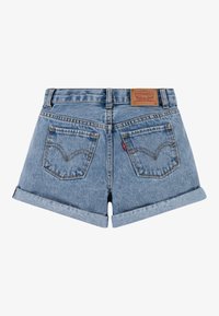 Pantalones cortos de mezclilla en azul claro con puños doblados, que cuentan con una etiqueta de cuero en la parte trasera, dos bolsillos traseros y un detalle de costura consistente.