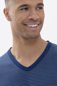 Marineblauw en lichtblauw gestreepte V-hals T-shirt met een zachte stoffen textuur. Heeft een contrasterende donkere kraag en een gladde halslijn.