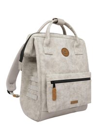 Beige nepleer rugzak met een gestructureerde vorm, bovenhandvatten, verstelbare schouderbanden, een voorvak met rits en een ronde logopatch.