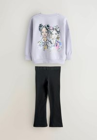 Levanduľová mikina s ilustráciami tvárí, zlatými akcentmi a rebrovanými manžetami; čierne legíny s logovaným pásom a zvonovým lemom.