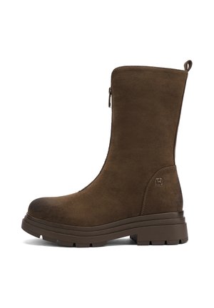 Stivaletto in suede marrone con cerniera laterale, punta arrotondata e suola in gomma testurizzata. Presenta un accentuato marchio sul lato esterno.
