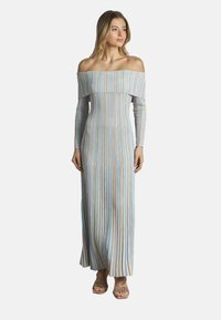 Gestreiftes Maxikleid mit Off-Shoulder-Ausschnitt und langen Ärmeln, das vertikale Rippungen in Blau, Weiß und Pastellfarben aufweist. Mit einem geraden Ausschnitt akzentuiert.