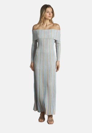 Abito maxi a strisce con spalle scoperte e maniche lunghe, caratterizzato da righe verticali in blu, bianco e colori pastello. Accentuato da un scollatura dritta.