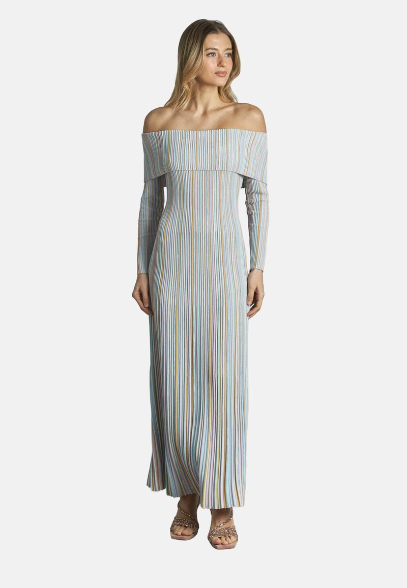 Gestreiftes Maxikleid mit Off-Shoulder-Ausschnitt und langen Ärmeln, das vertikale Rippungen in Blau, Weiß und Pastellfarben aufweist. Mit einem geraden Ausschnitt akzentuiert.