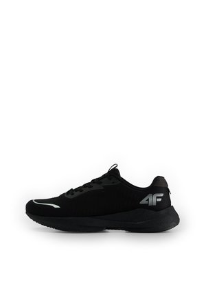 Czarny sportowy sneaker z sznurowaniem, teksturowaną podeszwą i srebrnym logo 4F na pięcie, pokazany w profilu na białym tle.