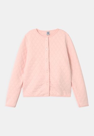 Chaqueta acolchada de color rosa claro con cuello redondo y cierre de botones, mangas largas y textura de patrón de diamantes.