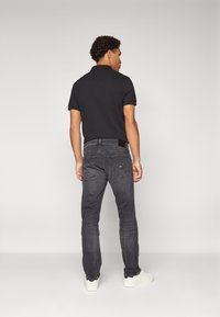 Tommy Jeans SCANTON SLIM - Vaqueros slim fit - denim black
