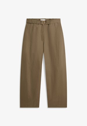 Pantalones marrones de tiro alto y corte ancho, con cinturón a juego de la misma tela y hebilla rectangular dorada, con bolsillos laterales y pliegues delanteros.