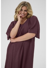Kaffe Curve Vestido informal - fudge