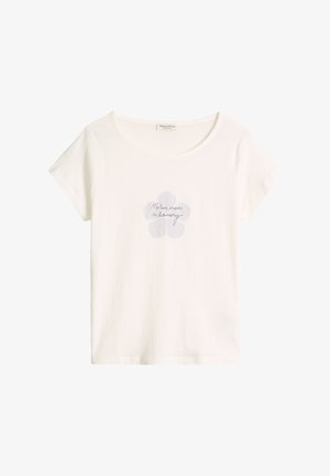 Weißes T-Shirt mit kurzen Ärmeln und Rundhalsausschnitt, vorne mit einem hellgrauen Kleeblatt-Motiv und handgeschriebenem Text "Nature moves in harmony".