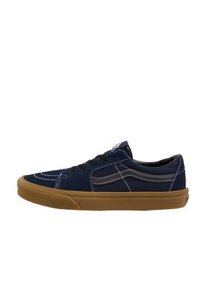 Marineblaue Low-Top-Sneaker mit schwarzen Schnürsenkeln, weißer Naht, schwarzem Streifendetail und Gummisohle, von der Seite gezeigt.