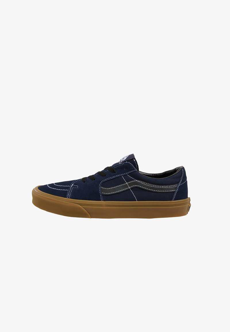 Baskets basses bleu marine avec lacets noirs, coutures blanches, détail de bande noire et semelle en caoutchouc, vues de côté.