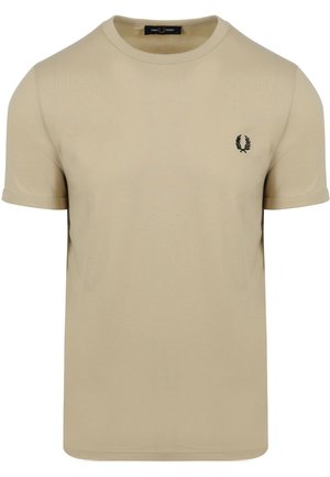 Beżowy t-shirt z krótkim rękawem i okrągłym dekoltem, z małym czarnym logo w kształcie wieńca laurowego na lewej piersi.