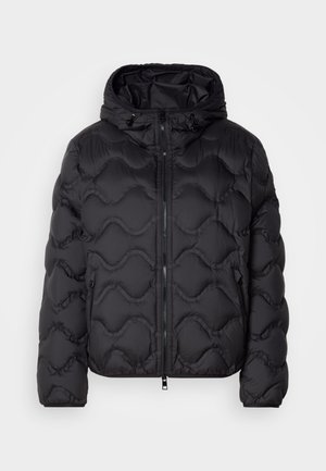 Casaco puffer preto com capuz, apresentando um design acolchoado, dois bolsos laterais e um fecho frontal com zipper. O material parece suave e isolante.