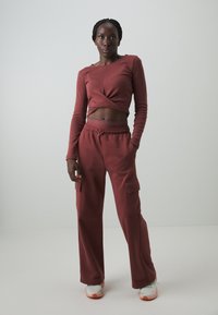 Champion EMOTIONAL DANCE WIDE LEG CARGO PANTS - Treniņtērpa apakšdaļas - dark brown