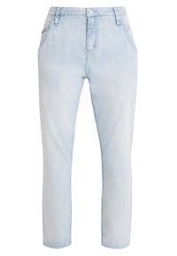 Světlé modré denimové džíny s hladkou texturou, zúženými nohavicemi a jemným efektem oprání. Obsahují přední kapsy a zapínání na knoflíky.