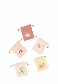 Päť látkových vreciek so sťahovacou šnúrkou v rôznych pastelových farbách. Každé má jedinečný vyšívaný motív: torta, popcorn, lízatko, kolotoč a zmrzlina.