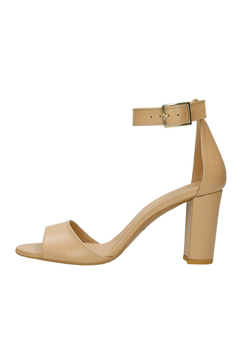 Beige High-Heelsandale mit einem Knöchelriemen, offener Zehenpartie, glattem Leder und einer quadratischen Schnallenakzentuierung.
