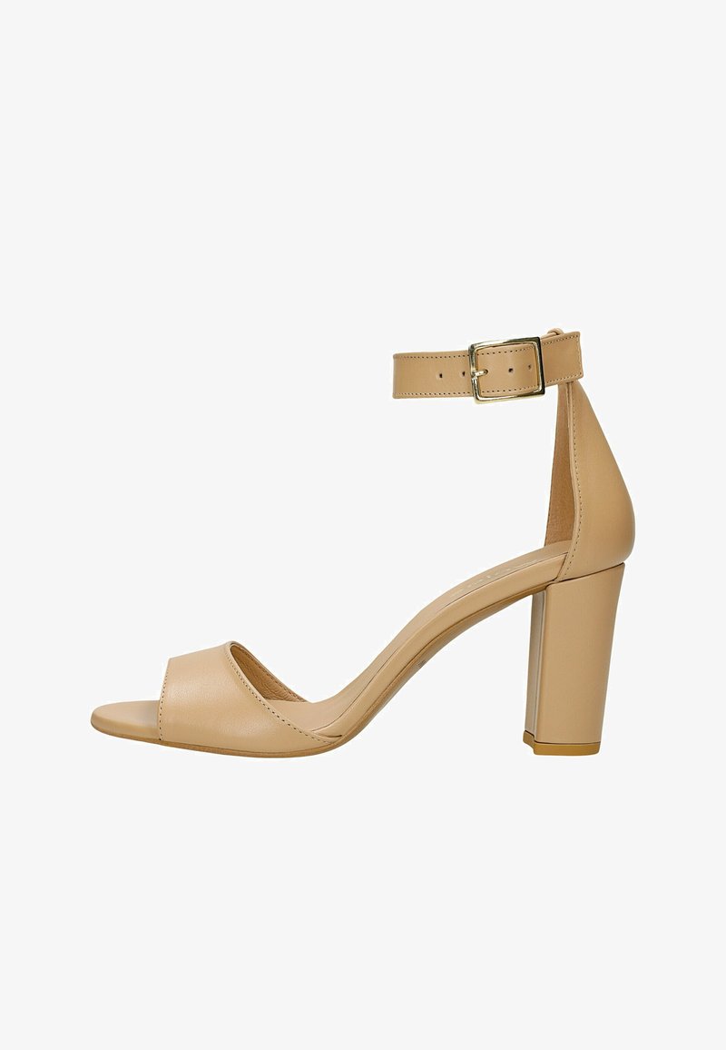 Beige High-Heelsandale mit einem Knöchelriemen, offener Zehenpartie, glattem Leder und einer quadratischen Schnallenakzentuierung.