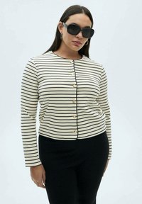 Cremfarbener Cardigan mit schwarzen Streifen, Rundhalsausschnitt, langen Ärmeln und goldenen Knöpfen auf der Vorderseite. Glatte Textur, lässiges Design.