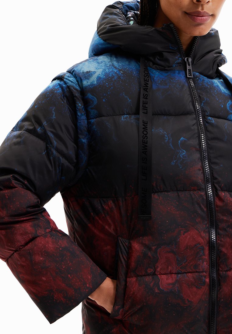 Dikke jas met een mix van zwart, blauw en rode marmerpatronen, met een ritssluiting en een verstelbare capuchon. De textuur lijkt glad en glanzend.