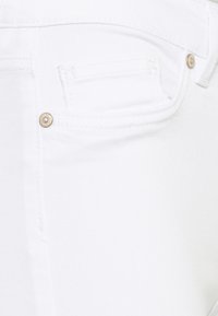 ONLY Petite ONLBLUSH - Vaqueros pitillo - white